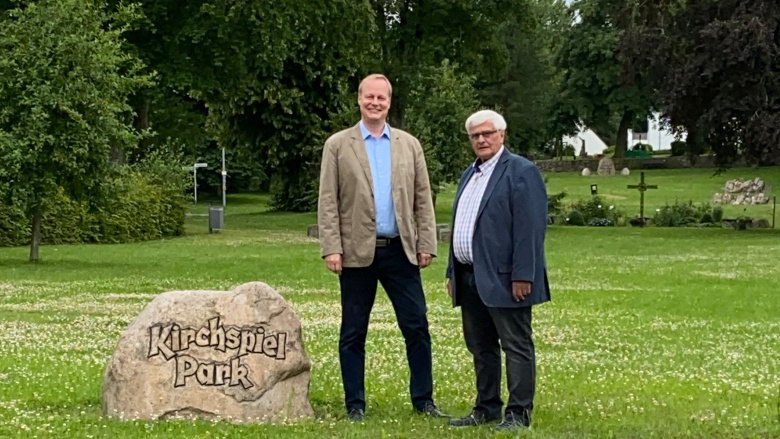 mit Bürgermeister Günter Petersen im Kirchspiel-Park