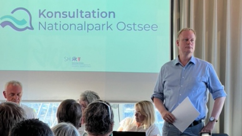 Information und Meinungsaustausch im Club Nautic, Schausende
