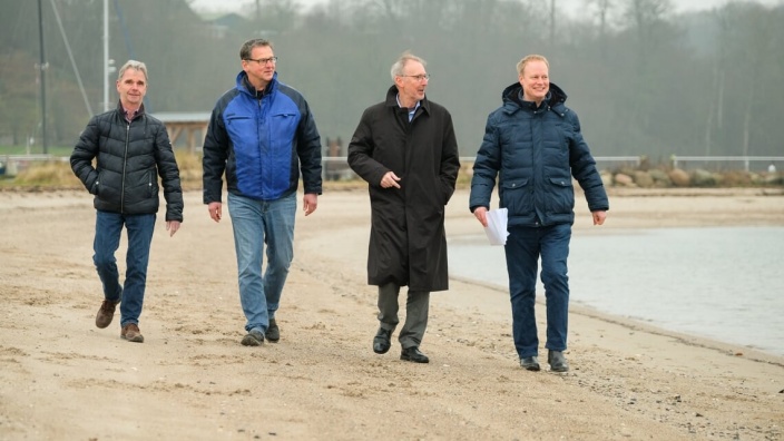Thomas Jepsen mit Landrat Dr. Buschmann und den Bürgermeistern Kurt Brodersen und Thomas Johannsen