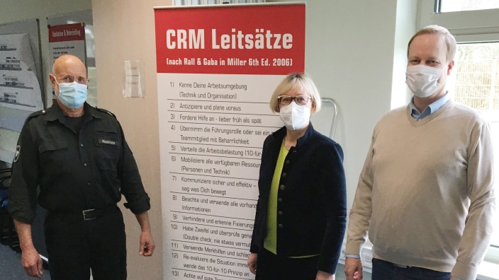 Petra Nicolaisen, MdB und Thomas Jepsen mit Achim Hackstein, dem Leiter des kommunalen Teils der Leitstelle Nord